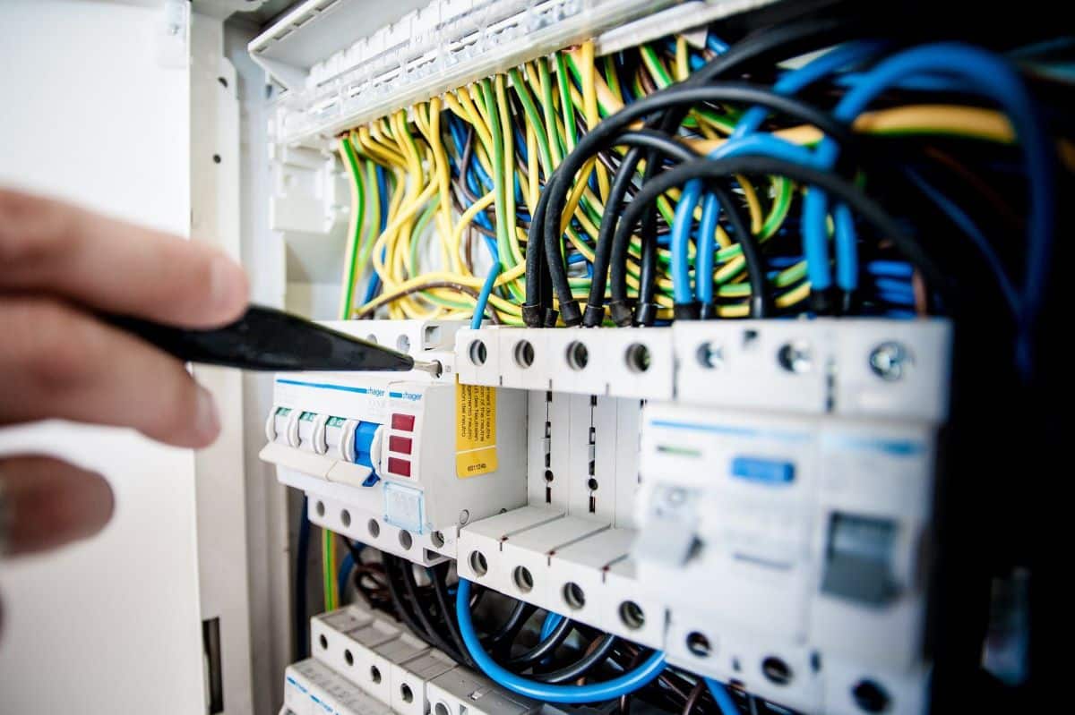 Những yếu tố ảnh hưởng đến tuổi thọ thiết bị điện